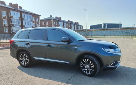 Mitsubishi Outlander III рестайлинг 3, 2017 год, 1 700 000 рублей, 4 фотография
