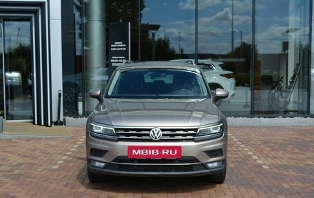 Volkswagen Tiguan II, 2018 год, 2 080 000 рублей, 2 фотография