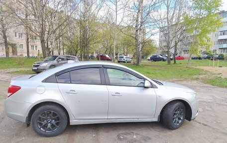 Chevrolet Cruze II, 2010 год, 600 000 рублей, 3 фотография