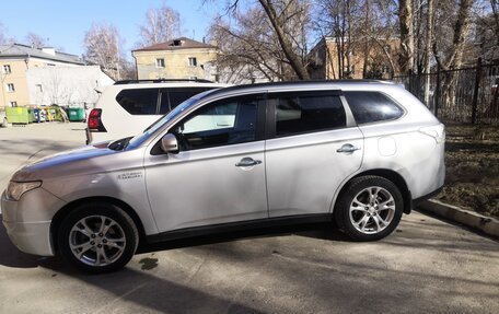 Mitsubishi Outlander III рестайлинг 3, 2014 год, 1 690 000 рублей, 6 фотография