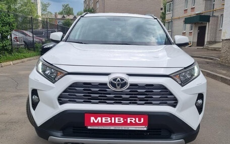 Toyota RAV4, 2020 год, 3 300 000 рублей, 2 фотография