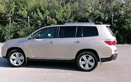 Toyota Highlander III, 2011 год, 2 100 000 рублей, 1 фотография