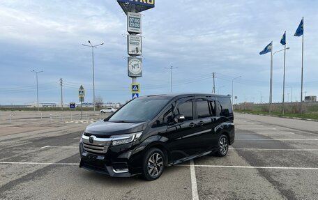 Honda Stepwgn IV, 2018 год, 1 670 000 рублей, 2 фотография