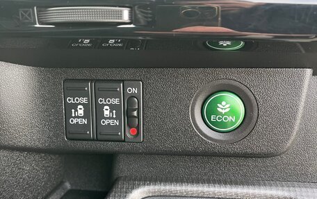 Honda Stepwgn IV, 2018 год, 1 670 000 рублей, 13 фотография
