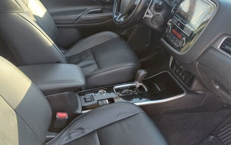 Mitsubishi Outlander III рестайлинг 3, 2020 год, 2 500 000 рублей, 17 фотография