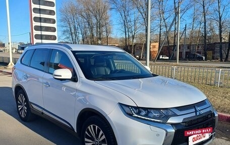 Mitsubishi Outlander III рестайлинг 3, 2020 год, 2 500 000 рублей, 16 фотография