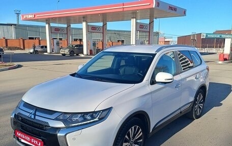 Mitsubishi Outlander III рестайлинг 3, 2020 год, 2 500 000 рублей, 13 фотография
