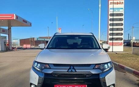Mitsubishi Outlander III рестайлинг 3, 2020 год, 2 500 000 рублей, 11 фотография
