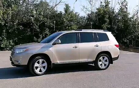 Toyota Highlander III, 2011 год, 2 100 000 рублей, 2 фотография