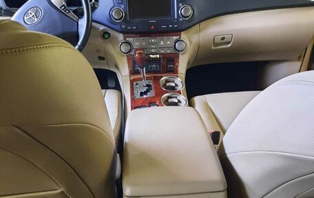 Toyota Highlander III, 2011 год, 2 100 000 рублей, 11 фотография