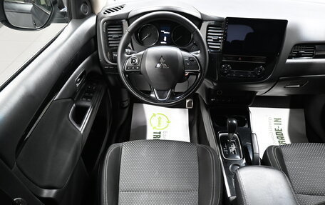 Mitsubishi Outlander III рестайлинг 3, 2019 год, 1 945 000 рублей, 13 фотография