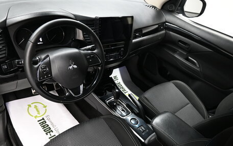 Mitsubishi Outlander III рестайлинг 3, 2019 год, 1 945 000 рублей, 10 фотография