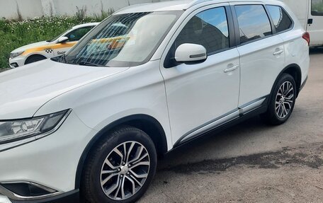Mitsubishi Outlander III рестайлинг 3, 2016 год, 2 100 000 рублей, 2 фотография