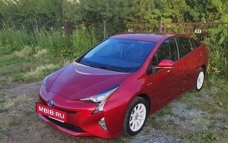 Toyota Prius IV XW50, 2016 год, 1 930 000 рублей, 3 фотография
