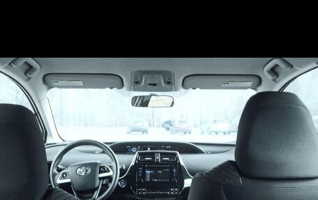 Toyota Prius IV XW50, 2016 год, 1 930 000 рублей, 7 фотография