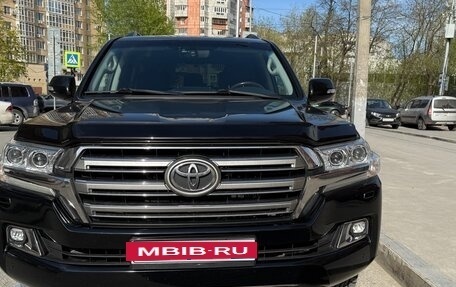Toyota Land Cruiser 200, 2015 год, 4 700 000 рублей, 2 фотография