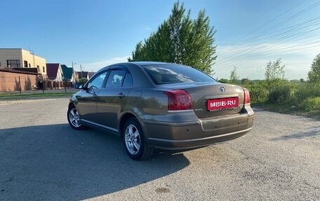 Toyota Avensis III рестайлинг, 2004 год, 870 000 рублей, 1 фотография