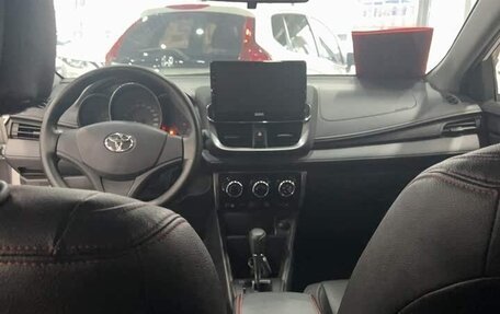 Toyota Yaris, 2021 год, 1 195 000 рублей, 4 фотография