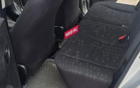 Toyota Ractis II, 2011 год, 850 000 рублей, 3 фотография