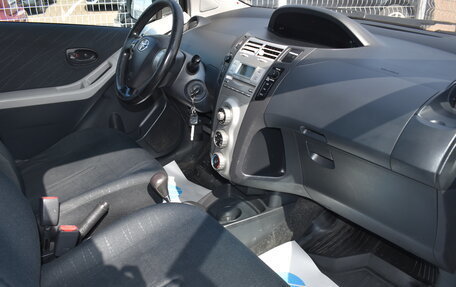 Toyota Yaris III рестайлинг, 2007 год, 490 000 рублей, 11 фотография