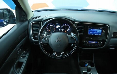 Mitsubishi Outlander III рестайлинг 3, 2015 год, 1 690 000 рублей, 13 фотография