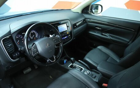 Mitsubishi Outlander III рестайлинг 3, 2015 год, 1 690 000 рублей, 10 фотография
