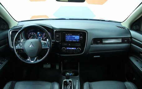 Mitsubishi Outlander III рестайлинг 3, 2015 год, 1 690 000 рублей, 15 фотография