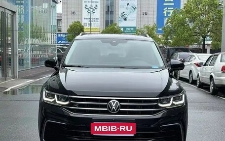 Volkswagen Tiguan II, 2022 год, 2 600 000 рублей, 2 фотография