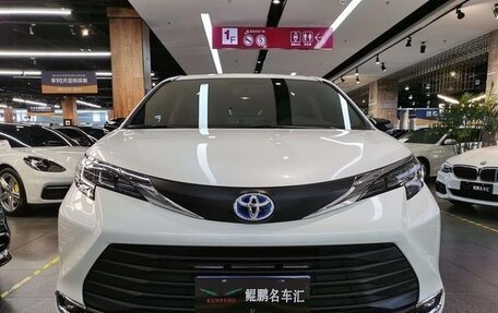 Toyota Sienna, 2022 год, 3 500 111 рублей, 1 фотография