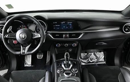 Alfa Romeo Stelvio, 2022 год, 5 900 000 рублей, 12 фотография