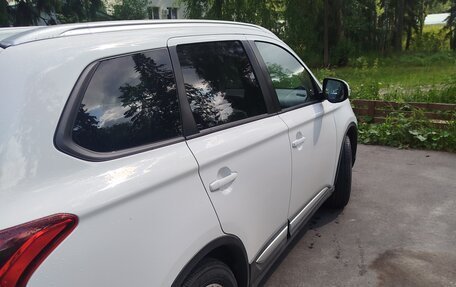 Mitsubishi Outlander III рестайлинг 3, 2018 год, 1 850 000 рублей, 3 фотография