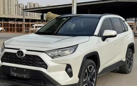 Toyota RAV4, 2022 год, 2 370 000 рублей, 2 фотография