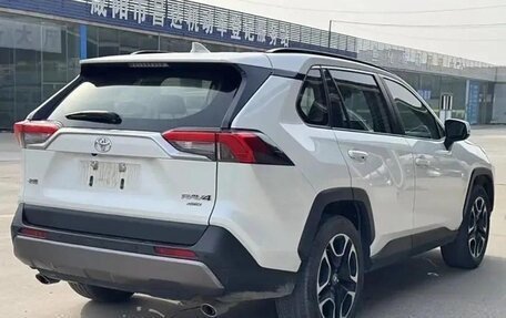 Toyota RAV4, 2022 год, 2 370 000 рублей, 4 фотография