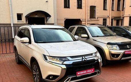 Mitsubishi Outlander III рестайлинг 3, 2018 год, 2 000 000 рублей, 1 фотография