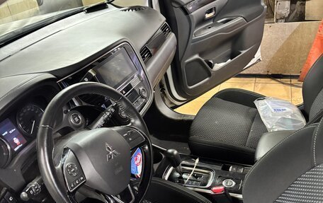 Mitsubishi Outlander III рестайлинг 3, 2018 год, 2 000 000 рублей, 7 фотография