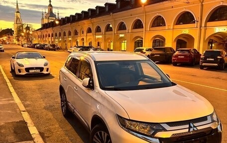 Mitsubishi Outlander III рестайлинг 3, 2018 год, 2 000 000 рублей, 8 фотография
