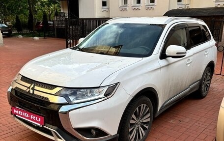 Mitsubishi Outlander III рестайлинг 3, 2018 год, 2 000 000 рублей, 2 фотография