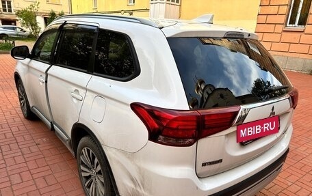 Mitsubishi Outlander III рестайлинг 3, 2018 год, 2 000 000 рублей, 4 фотография
