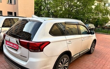 Mitsubishi Outlander III рестайлинг 3, 2018 год, 2 000 000 рублей, 3 фотография
