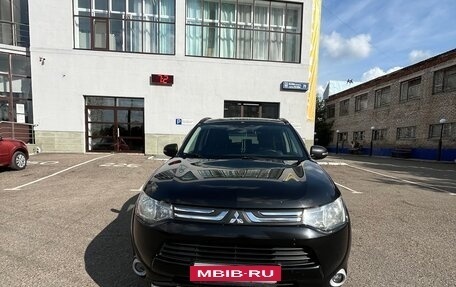 Mitsubishi Outlander III рестайлинг 3, 2013 год, 1 400 000 рублей, 2 фотография