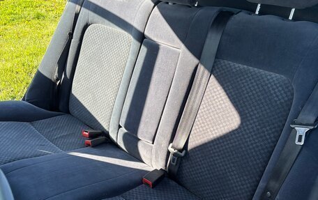 Toyota Avensis III рестайлинг, 2001 год, 400 000 рублей, 28 фотография
