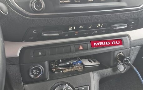 Opel Zafira Life I, 2021 год, 3 800 000 рублей, 16 фотография