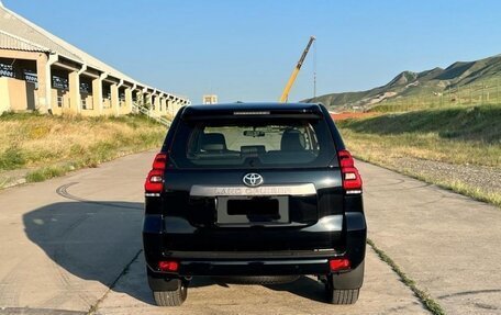 Toyota Land Cruiser Prado 150 рестайлинг 2, 2022 год, 7 150 000 рублей, 5 фотография