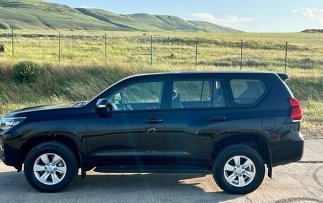 Toyota Land Cruiser Prado 150 рестайлинг 2, 2022 год, 7 150 000 рублей, 3 фотография