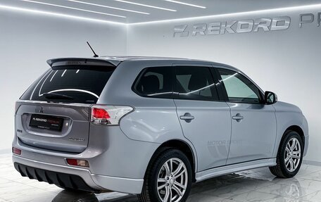 Mitsubishi Outlander III рестайлинг 3, 2013 год, 1 649 000 рублей, 10 фотография