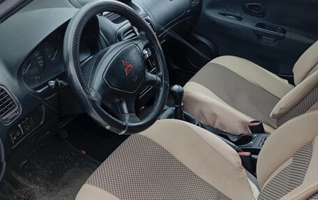 Mitsubishi Carisma I, 2002 год, 150 000 рублей, 3 фотография