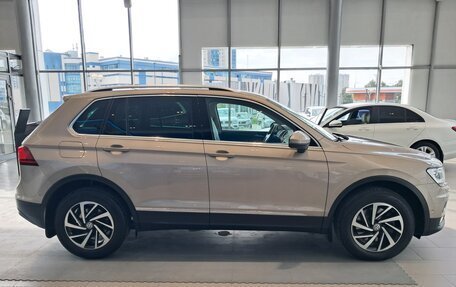 Volkswagen Tiguan II, 2018 год, 2 597 000 рублей, 8 фотография