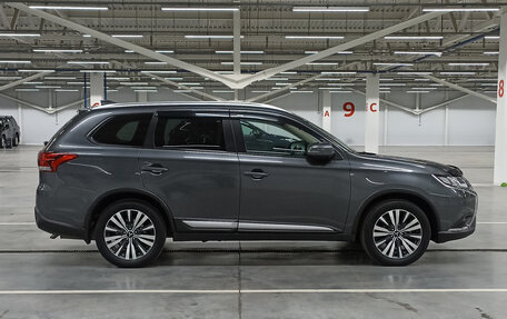 Mitsubishi Outlander III рестайлинг 3, 2020 год, 1 949 000 рублей, 8 фотография