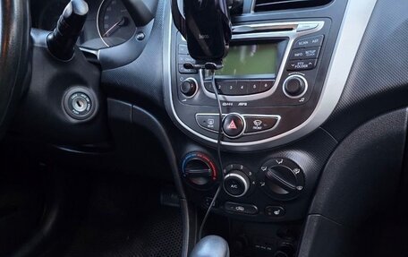Hyundai Solaris II рестайлинг, 2012 год, 750 000 рублей, 21 фотография
