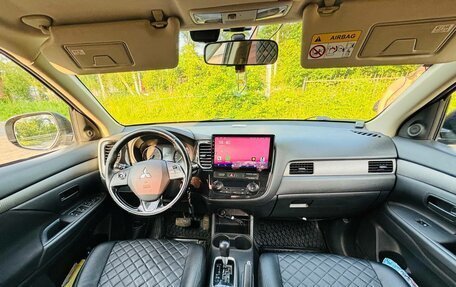 Mitsubishi Outlander III рестайлинг 3, 2015 год, 1 740 000 рублей, 7 фотография